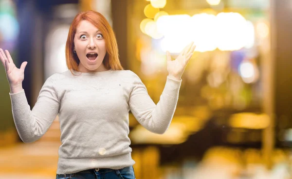 美しい若い赤毛の女性幸せと驚いた夜表現すごいジェスチャーを応援 — ストック写真