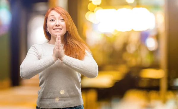 Schöne Junge Rothaarige Frau Mit Händen Gebetsgeste Die Hoffnung Ausdrückt — Stockfoto