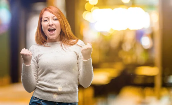 Güzel Genç Kızıl Saçlı Kadın Mutlu Heyecanlı Kazanan Jest Ifade — Stok fotoğraf