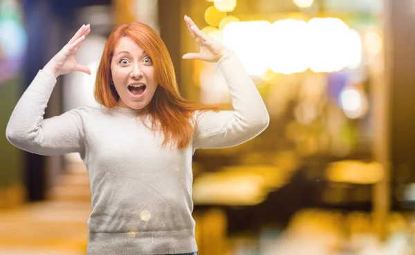 Bella Giovane Rossa Donna Felice Sorpreso Tifo Esprimendo Gesto Wow — Foto Stock