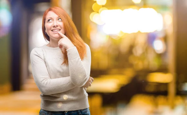 Mulher Ruiva Jovem Bonita Confiante Feliz Com Grande Sorriso Natural — Fotografia de Stock