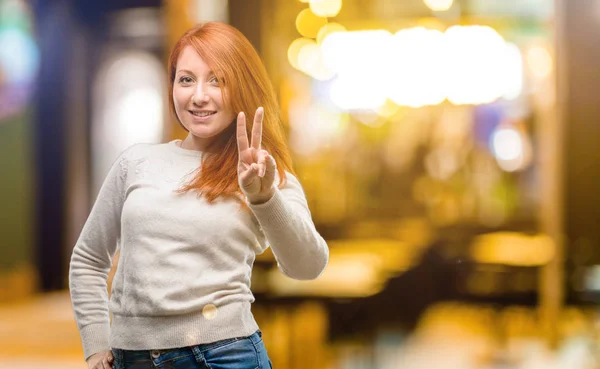 Mulher Ruiva Bonita Levantando Dedos Número Dois Noite — Fotografia de Stock