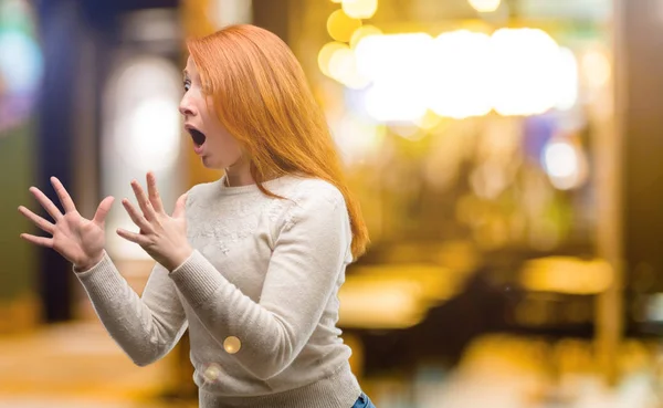 Vakre Unge Rødhårede Kvinne Stresser Med Holde Hender Hodet Vettskremt – stockfoto