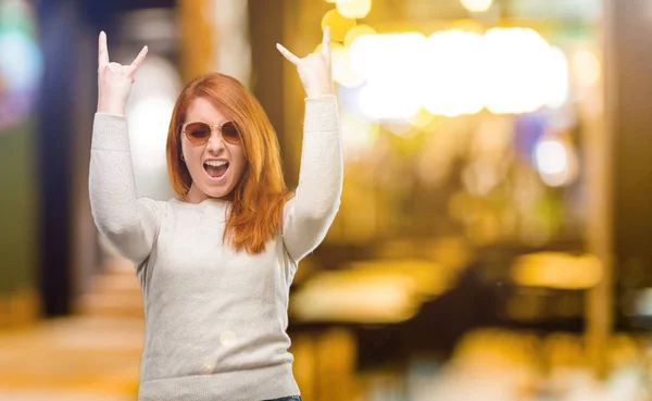 Mulher Ruiva Bonita Fazendo Símbolo Rocha Com Mãos Gritando Celebrando — Fotografia de Stock