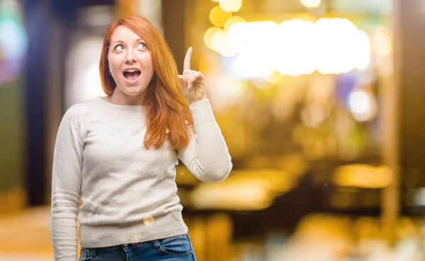 Bella Giovane Donna Rossa Che Indica Lato Con Dito Notte — Foto Stock