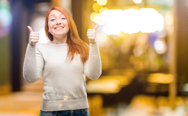 Piękna Młoda Redhead Kobieta Uśmiechając Się Szeroko Wyświetlono Kciuk Górę — Zdjęcie stockowe