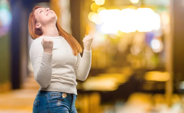 Hermosa Joven Pelirroja Feliz Emocionado Expresando Gesto Ganador Exitoso Celebrando — Foto de Stock