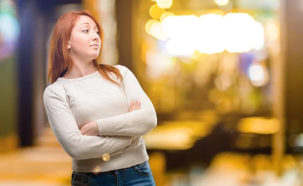 Bella Giovane Donna Rossa Con Braccia Incrociate Fiducioso Felice Con — Foto Stock