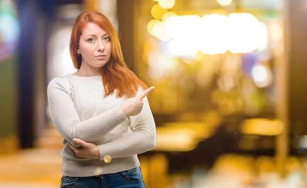 Bella Giovane Donna Rossa Che Indica Lato Con Dito Notte — Foto Stock