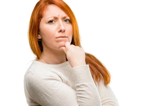 Mooie Jonge Roodharige Vrouw Denken Doordachte Met Slimme Gezicht Geïsoleerd — Stockfoto