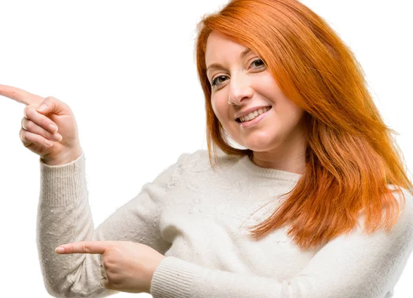 Schöne Junge Rothaarige Frau Zeigt Seite Mit Dem Finger Isoliert — Stockfoto