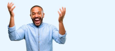 Mutlu ve ifade wow jest tezahürat sakallı Afrikalı-Amerikalı adam üzerinde mavi arka plan izole