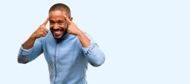 Sakal şüphe ifade, Afro-Amerikan adamla şaşırtmak ve kavramı, gelecek mavi arka plan üzerinde izole belirsiz merak ediyorum