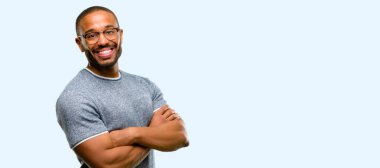 Kendinden emin ve mutlu ile mavi arka plan üzerinde izole gülüyor büyük bir doğal gülümseme sakallı Afrikalı-Amerikalı adam