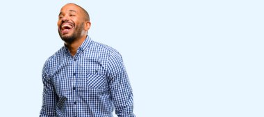 Mutlu ve ifade wow jest tezahürat sakallı Afrikalı-Amerikalı adam üzerinde mavi arka plan izole