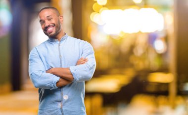 Sakallı kendinden emin ve mutlu geceleri gülüyor büyük bir doğal gülümseme ile Afrika kökenli Amerikalı adam