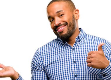 Afrika kökenli Amerikalı adam ile sakal başparmak yukarıya bir şey boş elinde tutan ve beyaz arka plan üzerinde izole ok jest yapma