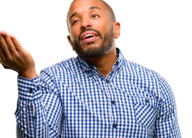 Sakallı Afrikalı-Amerikalı adam rahatsız ve kızgın negatif duygu ifade, birisi beyaz arka plan üzerinde izole ile rahatsız