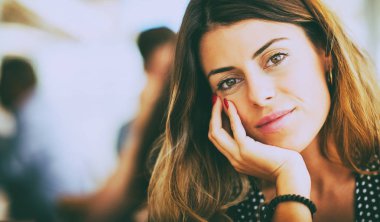 Gülümseyen genç güzel kadın