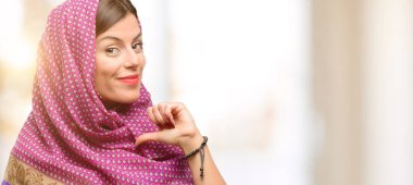 Hijab gurur, heyecanlı ve küstah, zafer yüzü ile işaret giyen genç Arap kadın