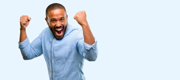 Homem Afro Americano Com Barba Feliz Animado Expressando Gesto Vencedor — Fotografia de Stock