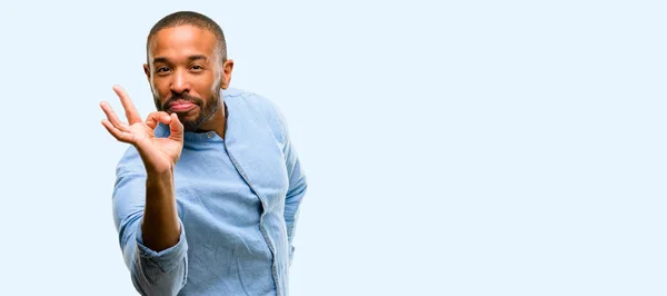 Hombre Afroamericano Con Barba Haciendo Signo Bien Con Mano Aprobar — Foto de Stock