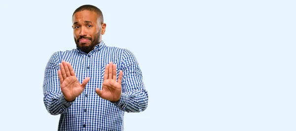 Афроамериканець Людиною Бородою Незадоволений Погані Відносини Робить Знак Зупинки Рукою — стокове фото