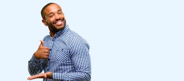 Hombre Afroamericano Con Pulgar Barba Hacia Arriba Sosteniendo Algo Mano —  Fotos de Stock