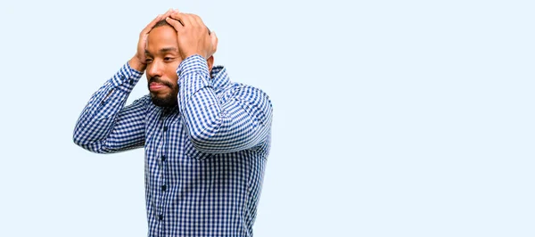Афроамериканець Людиною Бородою Охоплюють Вуха Ігноруючи Дратує Гучний Шум Вилки — стокове фото