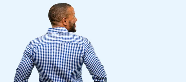Američan Afričana Muž Vousy Zadek Pohled Zezadu Izolovaný Nad Modrým — Stock fotografie