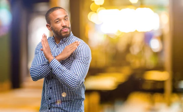 Hombre Afroamericano Con Barba Molesto Con Mala Actitud Haciendo Señal —  Fotos de Stock