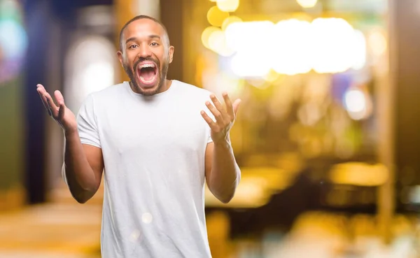 Hombre Afroamericano Con Barba Feliz Sorprendido Animando Expresando Gesto Sorpresa —  Fotos de Stock