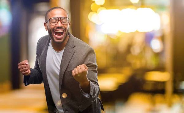 African American Człowieka Brodą Szczęśliwy Podekscytowany Świętuje Zwycięstwo Wyrażając Wielki — Zdjęcie stockowe