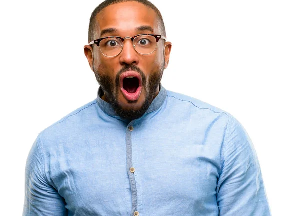 Africano Americano Homem Com Barba Feliz Surpreso Aplaudindo Expressar Wow — Fotografia de Stock