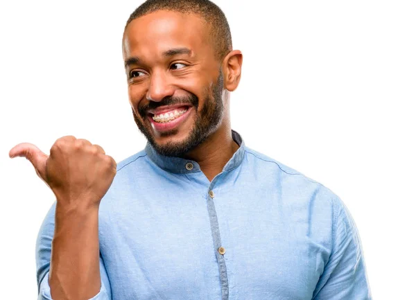 Hombre Afroamericano Con Barba Apuntando Hacia Lado Con Dedo Aislado — Foto de Stock