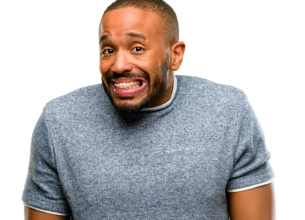 Hombre Afroamericano Con Barba Segura Feliz Con Una Gran Sonrisa — Foto de Stock