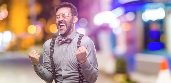 Uomo Mezza Età Con Barba Papillon Felici Eccitati Che Esprimono — Foto Stock