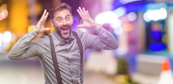 Homem Meia Idade Com Barba Gravata Borboleta Feliz Surpreso Aplaudindo — Fotografia de Stock