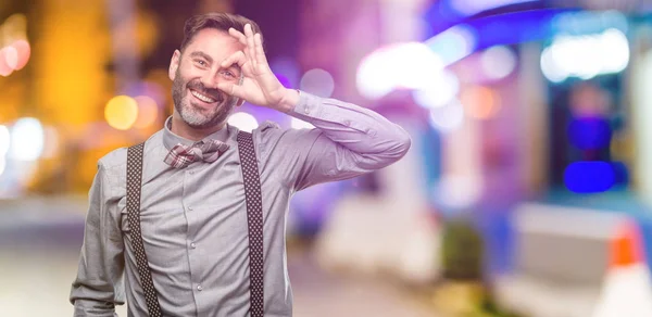 Hombre Mediana Edad Con Barba Pajarita Mirando Cámara Través Los —  Fotos de Stock