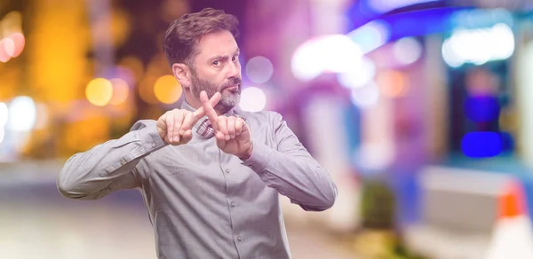 Hombre Mediana Edad Con Barba Pajarita Molestos Con Mala Actitud —  Fotos de Stock