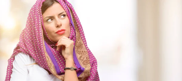 Mujer Árabe Joven Usando Hijab Pensando Mirando Hacia Arriba Expresando — Foto de Stock