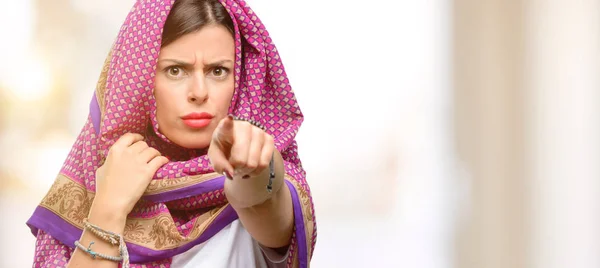 戴头巾的年轻阿拉伯妇女用手指指着前面 — 图库照片