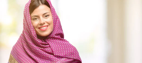 Junge Araberin Hijab Mit Leerem Werbebanner Gutes Plakat Für Werbung — Stockfoto