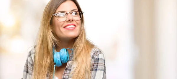 Mujer Estudiante Joven Con Auriculares Mochila Pensando Mirando Hacia Arriba —  Fotos de Stock