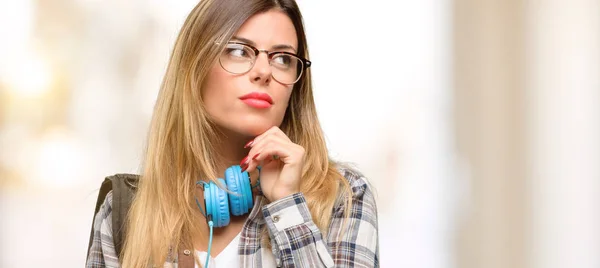 Νεαρός Φοιτητής Γυναίκα Ακουστικά Και Σακίδιο Σκέψης Και Κοιτώντας Ψηλά — Φωτογραφία Αρχείου