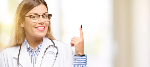 Mujer Doctora Joven Profesional Médico Feliz Sorprendido Animando Expresando Gesto — Foto de Stock