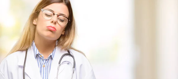 Mujer Doctora Joven Profesional Médico Con Expresión Somnolienta Con Exceso — Foto de Stock