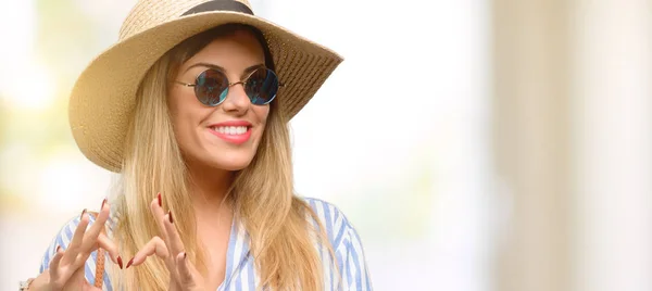 Mujer Joven Con Gafas Sol Sombrero Verano Feliz Mostrando Amor —  Fotos de Stock