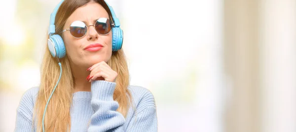 Jovem Mulher Ouvir Música Com Fone Ouvido Pensando Olhando Para — Fotografia de Stock