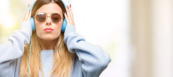 Mujer Joven Escuchar Música Con Auriculares Que Cubren Los Oídos — Foto de Stock